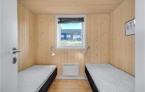 2 Betten in einem Zimmer mit Fenster in der Unterkunft 2 Bedroom Gorgeous Home In Haarby in Brunshuse