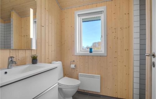 Kamar mandi di 2 Bedroom Gorgeous Home In Haarby