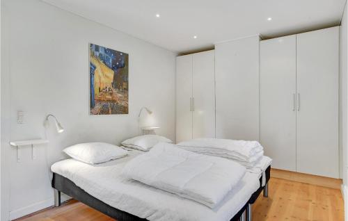 een slaapkamer met witte muren en een bed met witte lakens bij Awesome Home In Skibby With Kitchen in Skibby