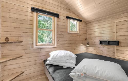 Vester SømarkenにあるNice Home In Aakirkeby With 3 Bedrooms, Sauna And Wifiのベッド2台と窓が備わる小さな客室です。