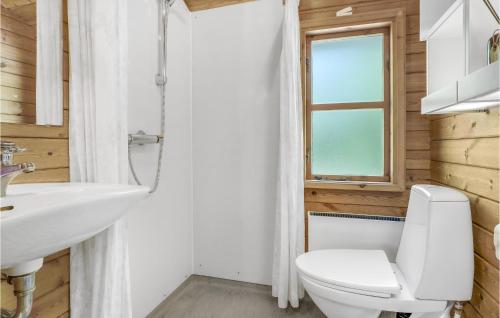 Vester SømarkenにあるNice Home In Aakirkeby With 3 Bedrooms, Sauna And Wifiのバスルーム(白いトイレ、シンク付)