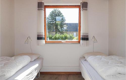 Beautiful Apartment In Hasle With House Sea View tesisinde bir odada yatak veya yataklar