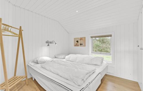 ブラーバンドにあるCozy Home In Blvand With Saunaの窓付きの白い部屋のベッド1台