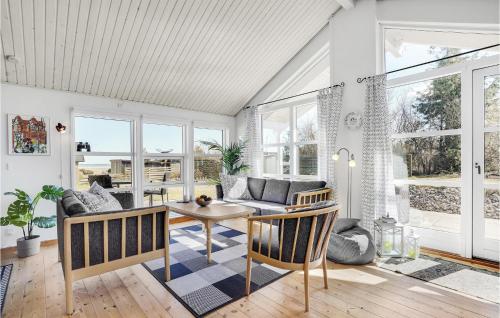 Χώρος καθιστικού στο Gorgeous Home In Hadsund With Sauna