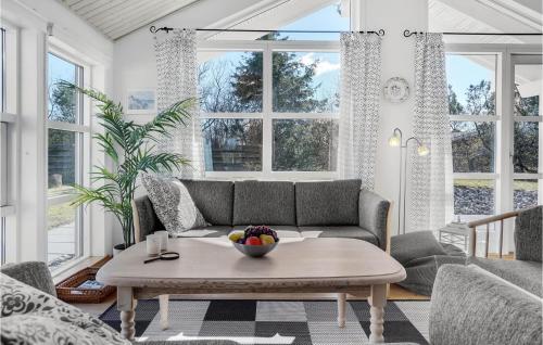 Χώρος καθιστικού στο Gorgeous Home In Hadsund With Sauna