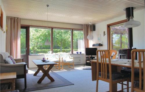 un soggiorno con un tavolo e una sala da pranzo di Pet Friendly Home In Hejls With Wifi a Hejls