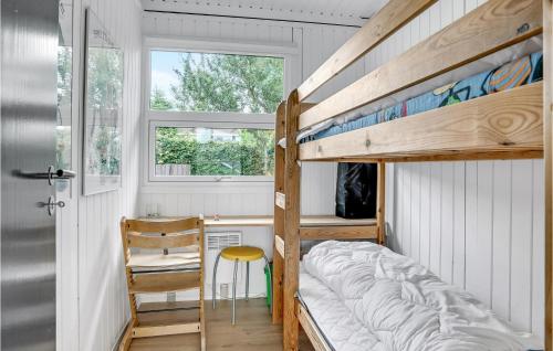 HejlsにあるStunning Home In Hejls With House Sea Viewの小さなベッドルーム(二段ベッド1組、デスク付)