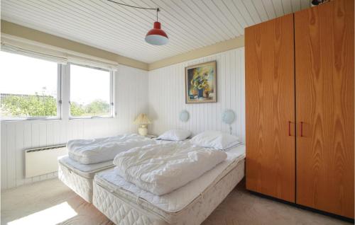 een slaapkamer met een groot bed en een groot raam bij 3 Bedroom Gorgeous Home In Juelsminde in Sønderby