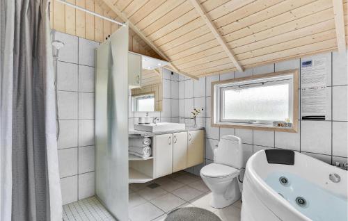 Koupelna v ubytování 4 Bedroom Lovely Home In Juelsminde