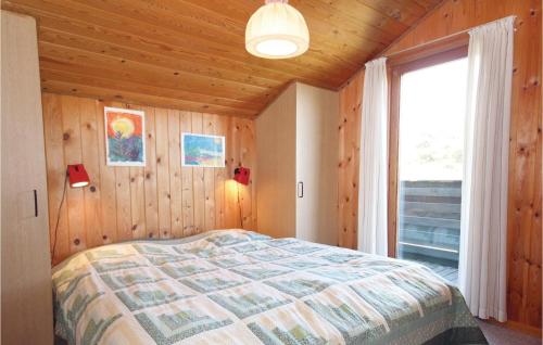 BjerregårdにあるAmazing Home In Hvide Sande With Kitchenのベッドルーム1室(ベッド1台、大きな窓付)