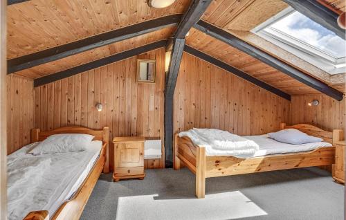 2 camas en una habitación con paredes de madera en Lovely Home In Rdekro With Kitchen, en Diernæs