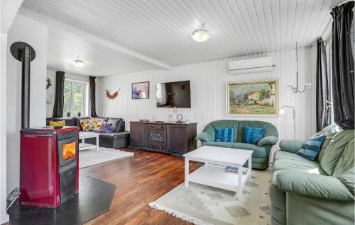 KnebelにあるHoliday Home Præstemarken Knebel Ivのソファとテレビのあるリビングルーム