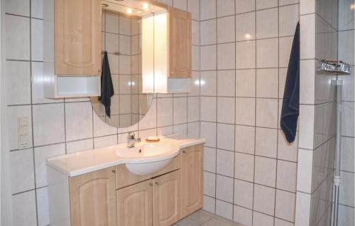 een badkamer met een wastafel en een spiegel bij Nice Home In Nrre Nebel With Wifi in Nørre Nebel