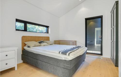 Postel nebo postele na pokoji v ubytování 5 Bedroom Nice Home In Glesborg