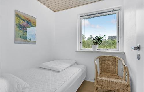 ファーボにあるNice Home In Faaborg With House Sea Viewのベッドルーム1室(ベッド1台、窓、椅子付)
