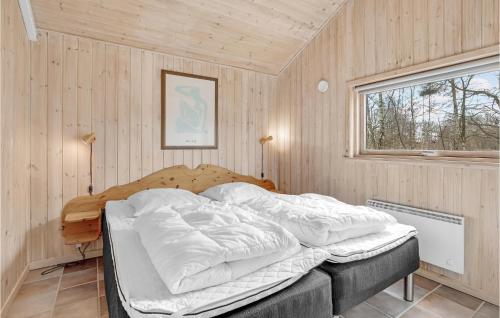 Vester SømarkenにあるAwesome Home In Aakirkeby With 3 Bedrooms, Sauna And Wifiの窓付きの部屋にベッド付きのベッドルーム1室があります。