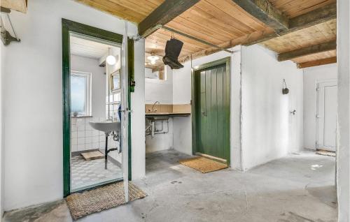 uma casa de banho com uma porta verde num quarto em Stunning Home In Haarby With Kitchen em Brunshuse