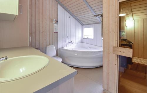 ein Badezimmer mit einer Badewanne, einem WC und einem Waschbecken in der Unterkunft Beautiful Home In Haarby With Wifi in Hårby