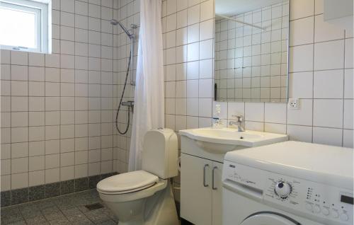 Bilik mandi di Cozy Apartment In Gudhjem With Wifi