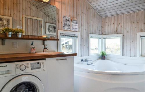 uma casa de banho com uma máquina de lavar roupa e um lavatório em Amazing Home In Hvide Sande With Kitchen em Bjerregård