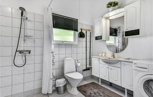 3 Bedroom Cozy Home In Tranekr في Stoense: حمام مع مرحاض ومغسلة ودش