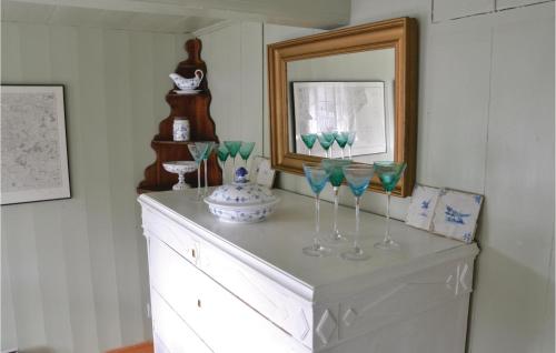 een witte dressoir met wijnglazen erop bij Gorgeous Home In Fan With Kitchen in Sønderho