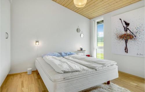 4 Bedroom Nice Home In Bogense tesisinde bir odada yatak veya yataklar
