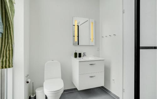 4 Bedroom Nice Home In Bogense tesisinde bir banyo