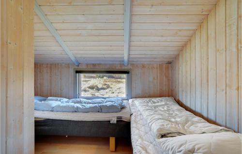 Bjerregårdにある5 Bedroom Pet Friendly Home In Hvide Sandeのウッドルーム ベッド2台 窓付