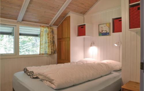 AnsagerにあるToppenの窓付きの部屋にベッド付きのベッドルーム1室があります。