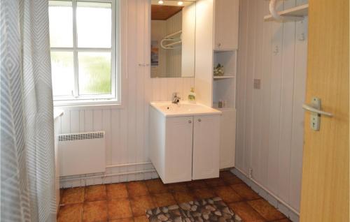Et badeværelse på Lovely Home In Blokhus With Kitchen