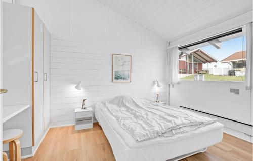 Danland LøjtにあるGolfparkenの白いベッドルーム(ベッド1台、窓付)