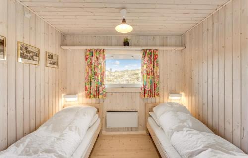 BjerregårdにあるNice Home In Hvide Sande With 3 Bedrooms, Sauna And Wifiの窓付きの部屋 ベッド2台