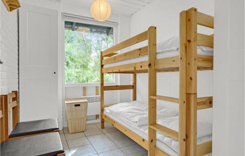KnebelにあるAwesome Home In Knebel With 2 Bedrooms And Wifiのベッドルーム1室(二段ベッド2台、窓付)が備わります。