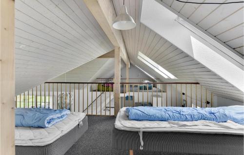 2 camas en una habitación con ático en Cozy Home In Bagenkop With Sauna, en Bagenkop
