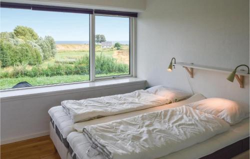 Postel nebo postele na pokoji v ubytování Gorgeous Home In Tranekr With House Sea View