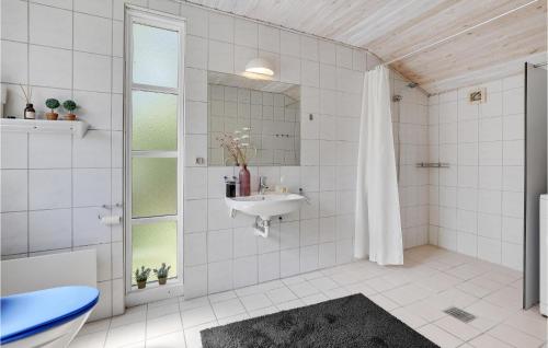 Snogebækにある3 Bedroom Cozy Home In Nexの白いバスルーム(シンク、鏡付)
