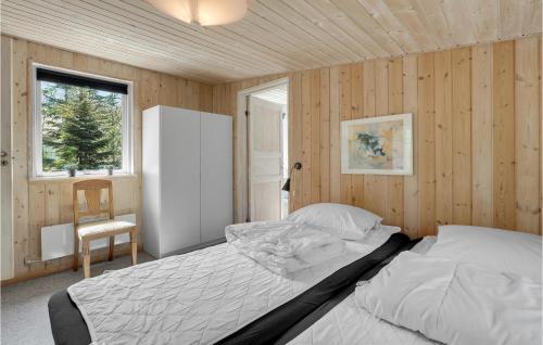 Snogebækにある3 Bedroom Cozy Home In Nexのベッドルーム1室(ベッド1台、椅子、窓付)