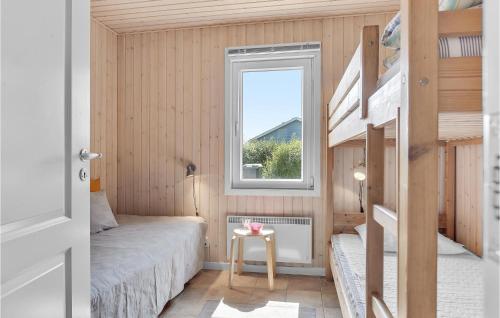 Dormitorio pequeño con litera y ventana en Amazing Home In Haderslev With Wifi, en Diernæs