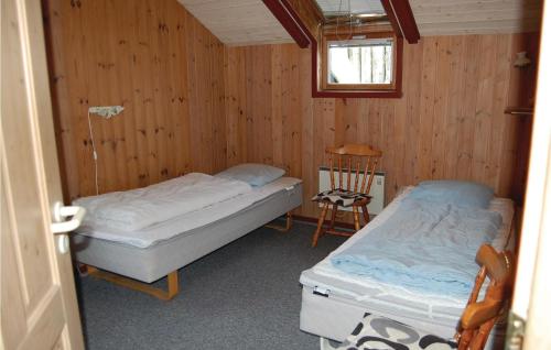 ブラーバンドにある5 Bedroom Beautiful Home In Blvandのベッド2台、椅子、窓が備わる客室です。