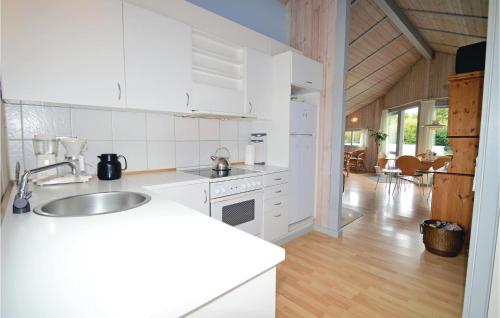 Η κουζίνα ή μικρή κουζίνα στο Holiday Home Karrebæksminde - 06