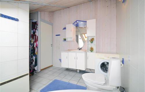 KarrebæksmindeにあるNice Home In Karrebksminde With 3 Bedrooms, Sauna And Wifiのバスルーム(トイレ、洗濯機付)