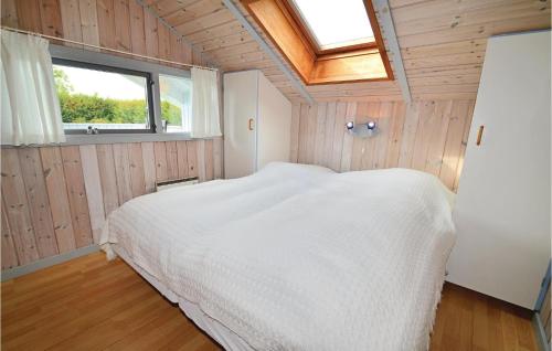 KarrebæksmindeにあるNice Home In Karrebksminde With 3 Bedrooms, Sauna And Wifiの窓付きのベッドルーム1室(白いベッド1台付)