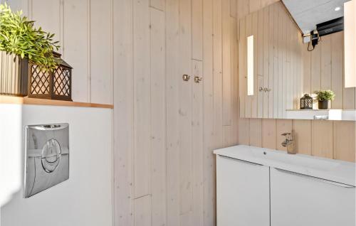 BjerregårdにあるLovely Home In Hvide Sande With Saunaのバスルーム(洗濯機、シンク付)