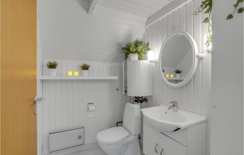 La salle de bains blanche est pourvue de toilettes et d'un lavabo. dans l'établissement Lovely Home In Hemmet With Kitchen, à Hemmet