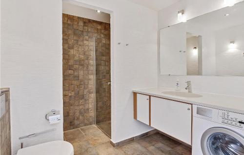 uma casa de banho com um lavatório e uma máquina de lavar roupa em Awesome Home In Rm With Kitchen em Rømø Kirkeby
