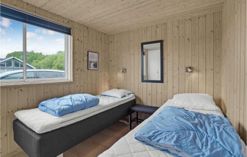 ノーポにある8 Bedroom Stunning Home In Nordborgの窓付きの部屋 ベッド2台