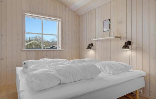 Ένα ή περισσότερα κρεβάτια σε δωμάτιο στο Awesome Home In Aakirkeby With 3 Bedrooms And Wifi