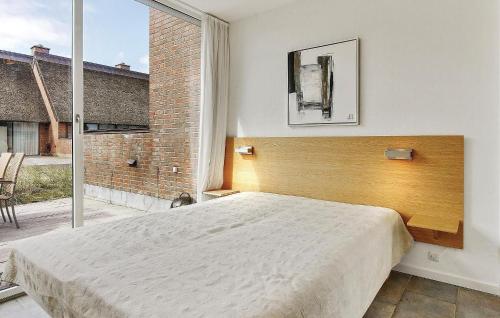 um quarto com uma cama grande e uma janela grande em Awesome Home In Rm With Kitchen em Rømø Kirkeby