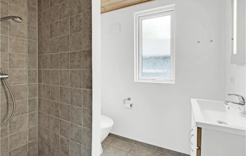 ノーポにある8 Bedroom Stunning Home In Nordborgのバスルーム(トイレ、洗面台付)